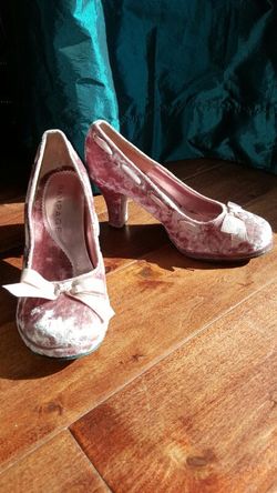 Pink velvet heels with bow