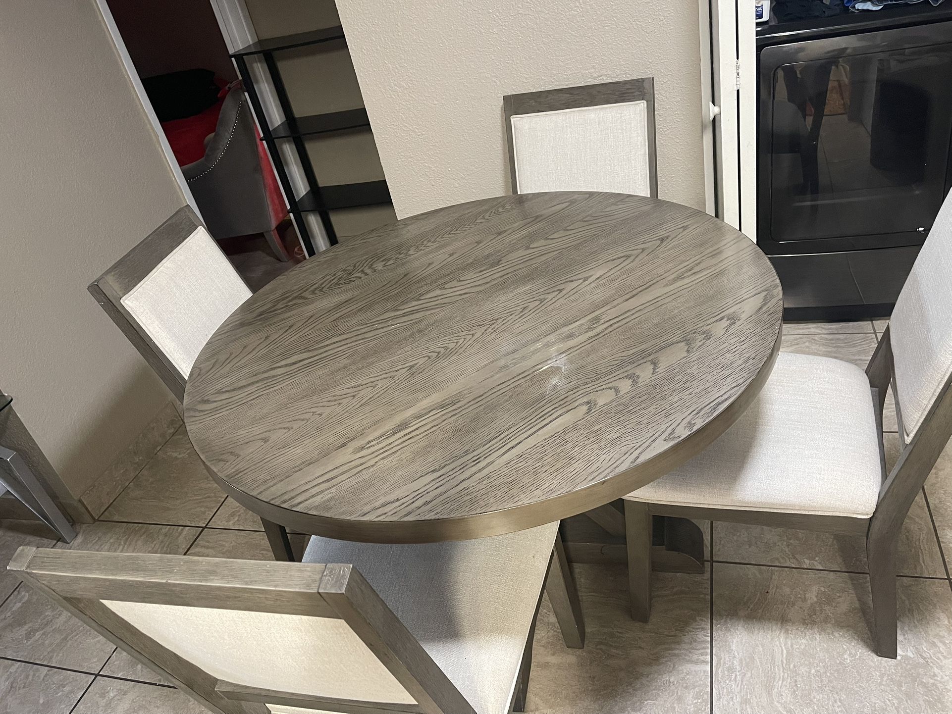 Dining table/Comedor