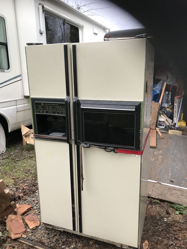 Free refrigerator. Working. Pick up by Friday this week for Sale in