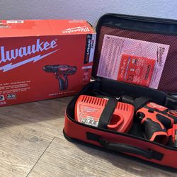 Milwaukee M12 12V Lithium-Ion Cordless 3/8 in. Drill/Driver Kit with Two 1.5 Ah Batteries, Charger