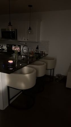3 cream island chairs