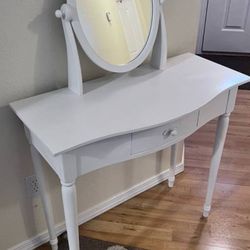 Beautiful Vanity With Mirror 