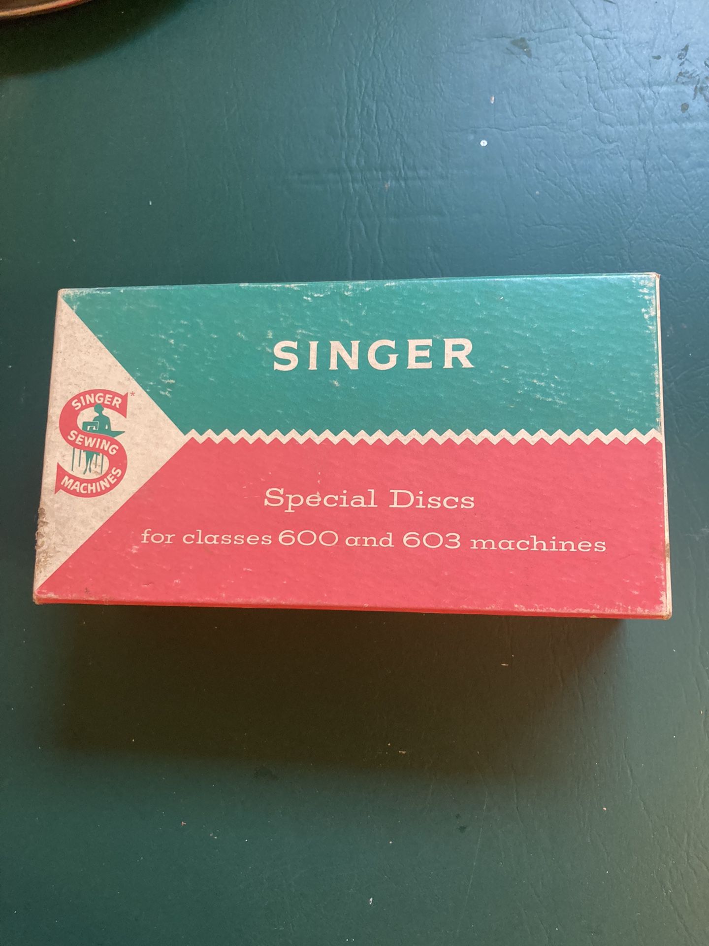 Singer Touch & Go Sewing Machine. Loaded With Extras . Model 600 Ask ???’s