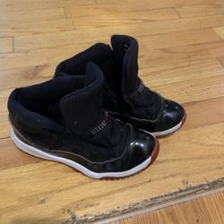 Kids Jordan 11 Size 2.5 For 10$