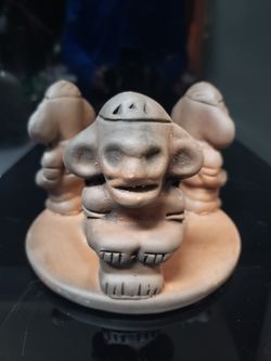 Mayan pottery 3-figures facing out