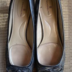 Like NEW Women’s Sz 9.5 Bandolino Black Gold Shoe Floral Patent Leather Block Heel Front Bow Gorgeou