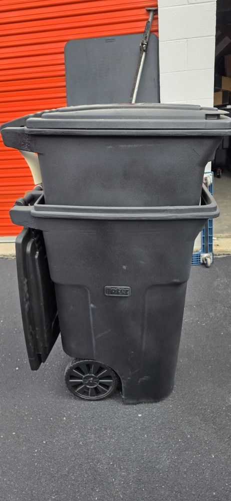 NEW TOTER ROLLING OUTDOOR GARBAGE/TRASH CAN W/LID
