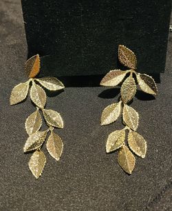 GOLDEN LEAVES DANGLE. EARRINGS 