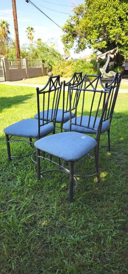 **4 Beatiful Metal Dining/patio chairs**