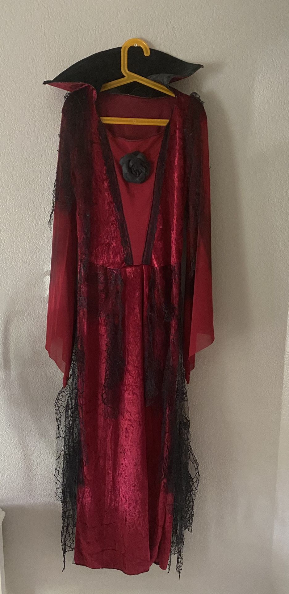 Girls Halloween Costume Gothic Vampiress, size 12-14 years)