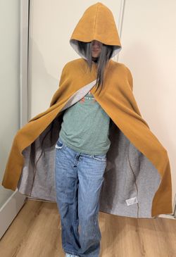 100% cashmere, capes, trench coats, all in one size. Soft and warm NEW Made in Italy