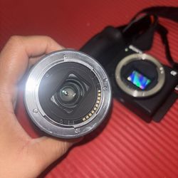Sony Alpha Mirrorless Camera with Lens – Excellent Condition
