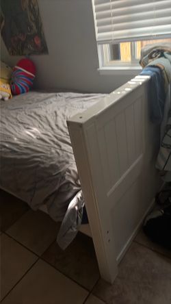Bed twin white