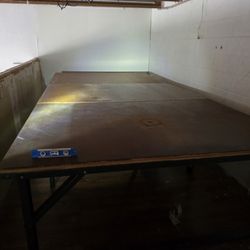  Fabric cutting table