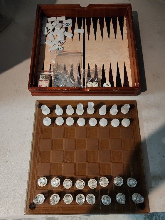 Vintage Chess - Back Gammon - Dice Board Game