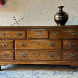 Beautiful vintage dresser or console by Thomasville 