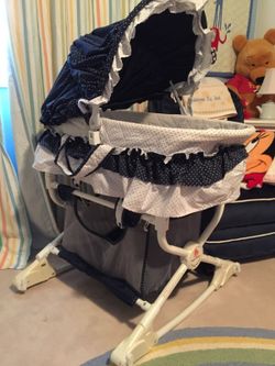Free Kolcraft royal suite rocking bassinet for Sale in Tigard OR OfferUp