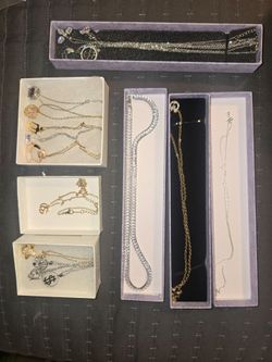 Lot of 17 Necklaces