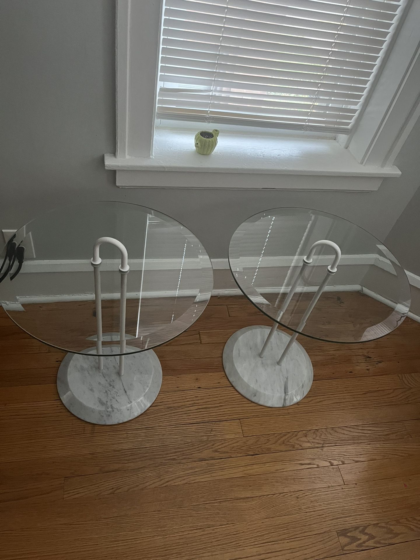 Coffee tables (set of 2) 