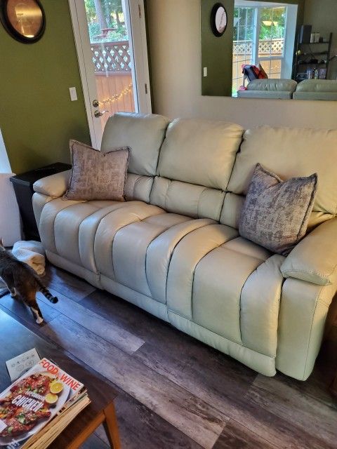 2021 La-z-boy Power Reclining Leather Couch 