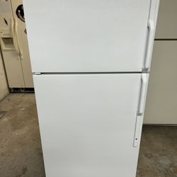 White 18 Cubic Foot Refrigerator With Ice Maker 