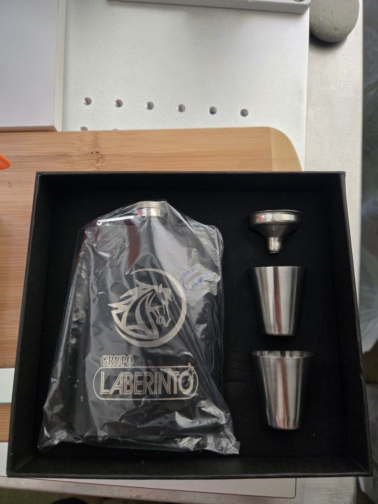 Flasks personalized with laser for father's day
