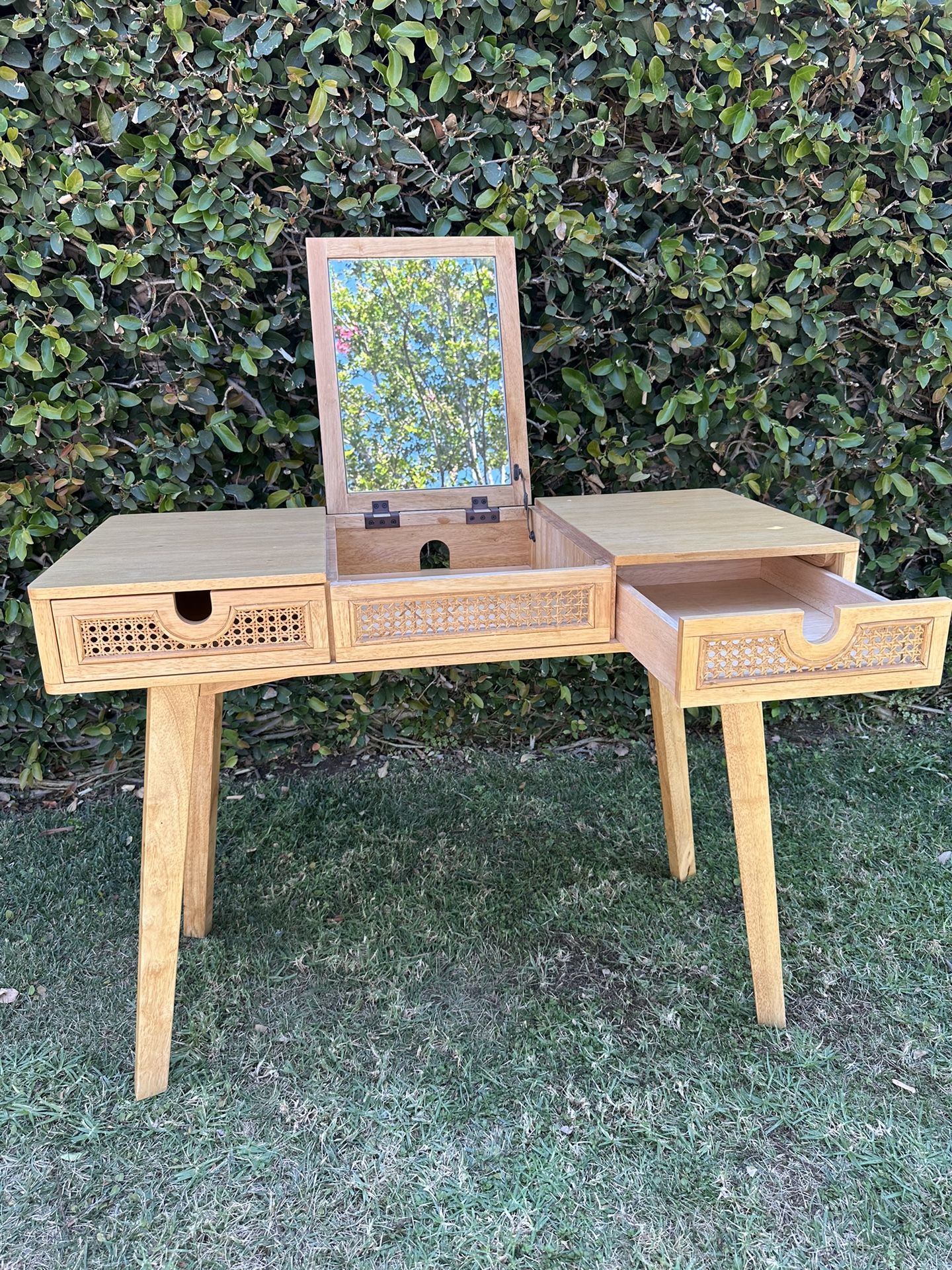 Vanity desk with mirror - Urban Outfitters