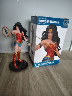 Wonder Woman Statue