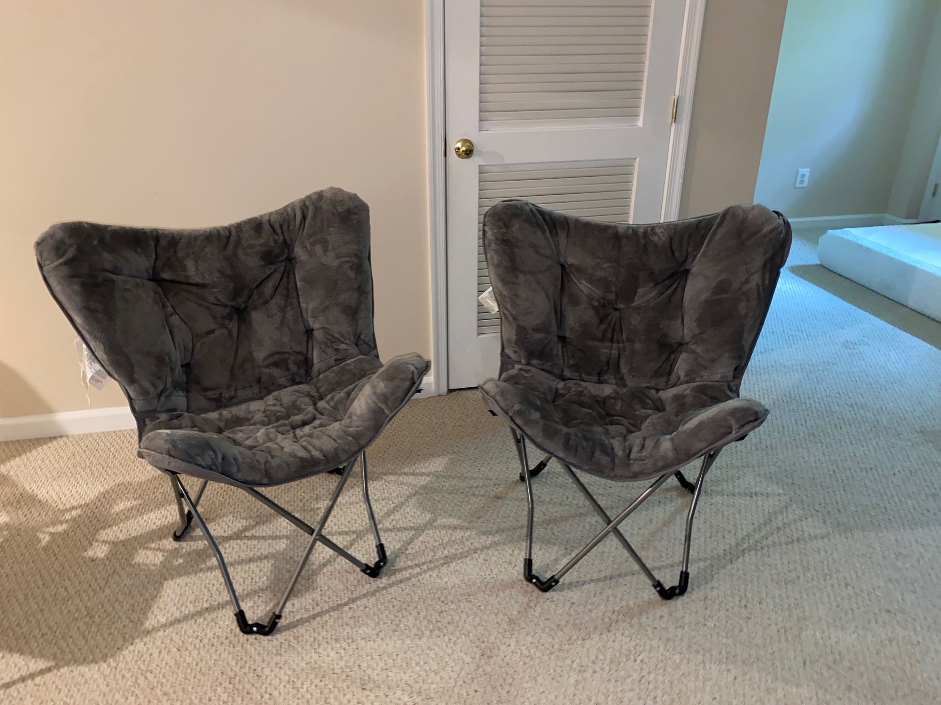 Foldable Clam Chairs