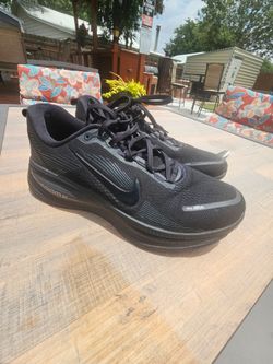 NIKE VOMERO 18  size 12