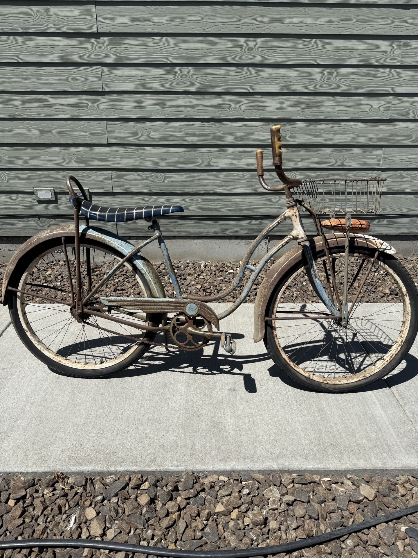 1951 Schwinn Cruiser Bicycle – Vintage Classic with Stingray Seat & Headlight