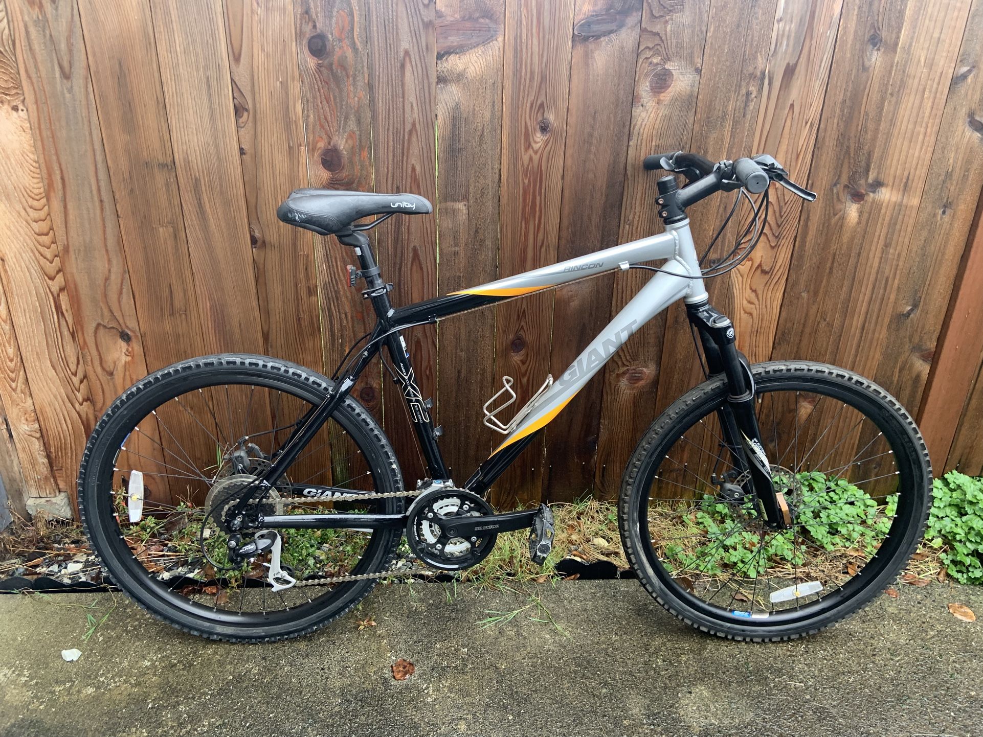 Giant Rincon Mountain Bike - Size Large
