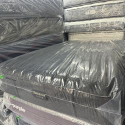 QUEEN SIZE SIMMONS BEAUTYREST BLACK SERIES 3 (FIRM) MATTRESS & BOX SPRING BED SET