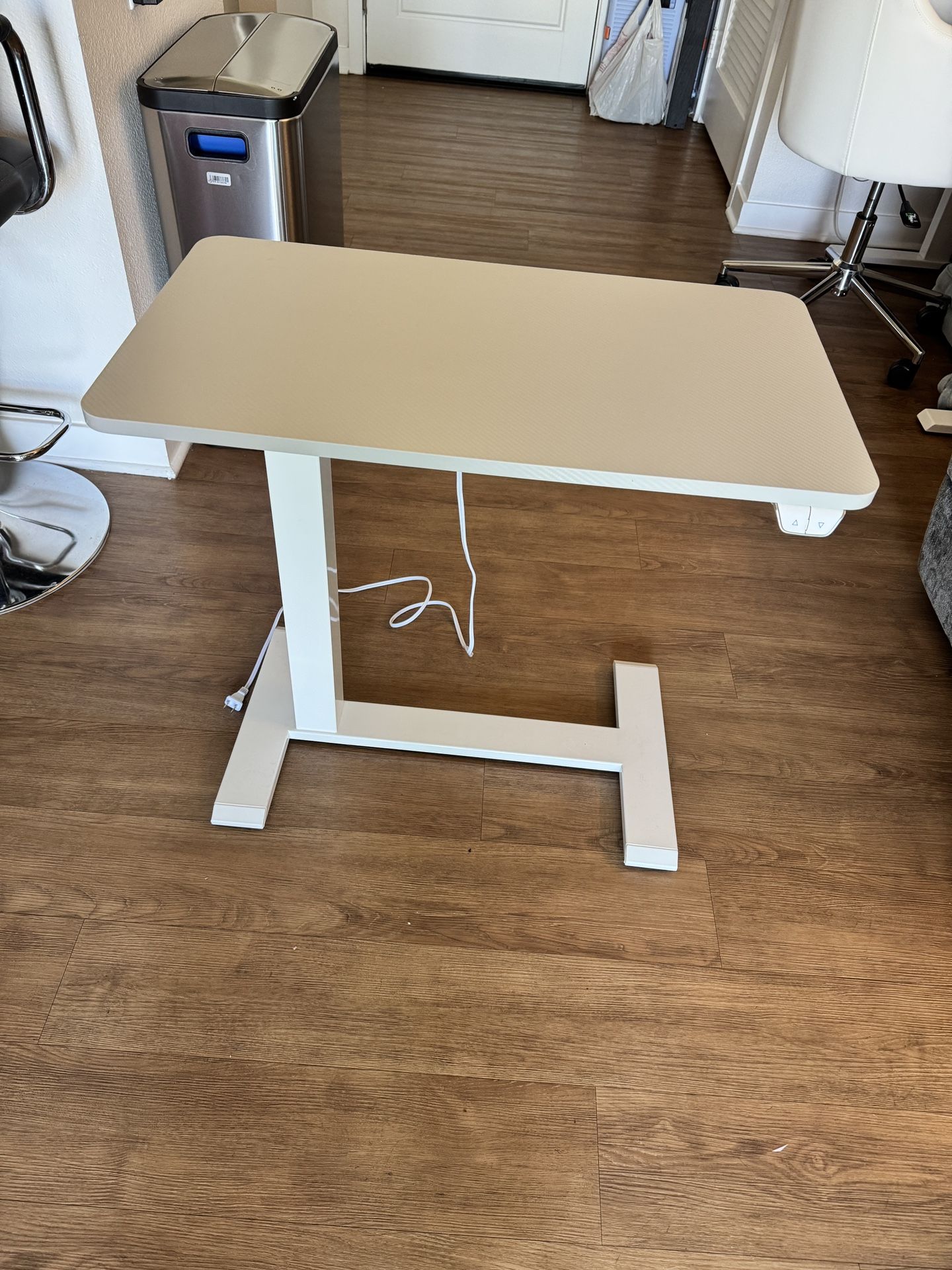 Electric Adjustable Height Desk/Table