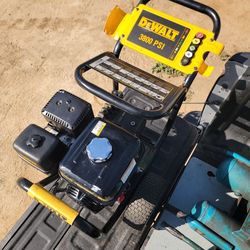 Dewalt pressure washer 3800 Psi 3.5 gpm used Works Good comes with hose and gun