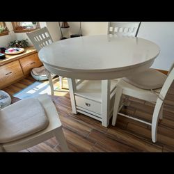 Haverty’s Solid Wood Dining Table And Chairs