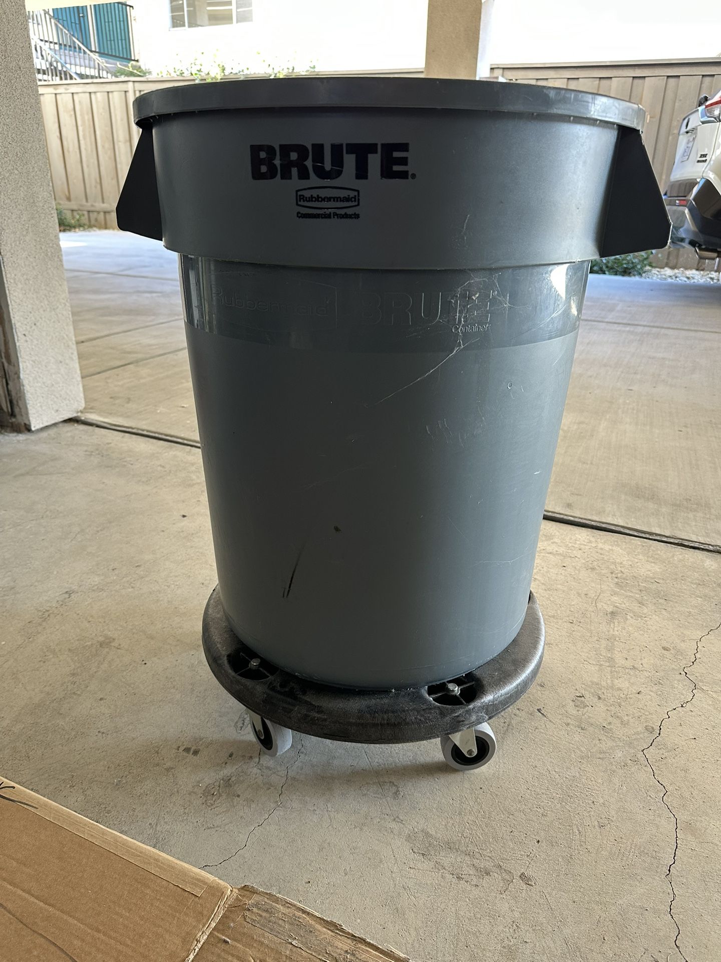 Rubbermaid BRUTE Commercial Trash Can with Dolly – 20 Gal – Durable & Mobile