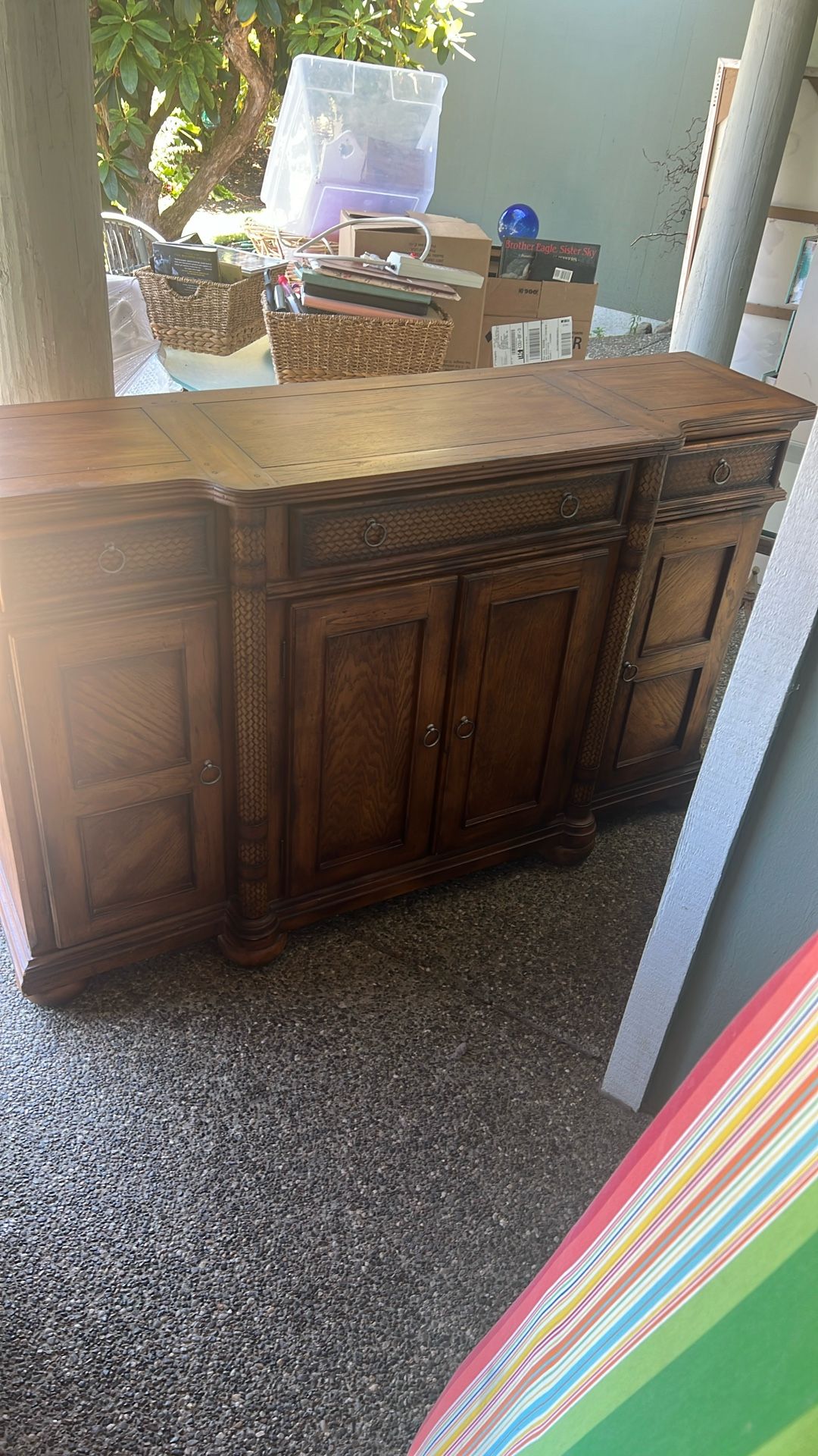 Free!! Beautiful hutch side table. Free u come pick up
