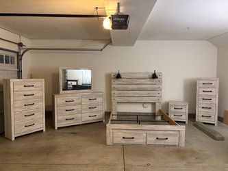 Beautiful QUEEN 6pc Ashley’s furniture bedroom set