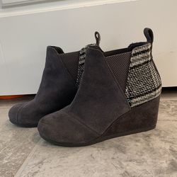 TOM’S Women’s Kelsey Ankle Boot / Size 6.5 / Forged Iron Grey Suede / Plaid