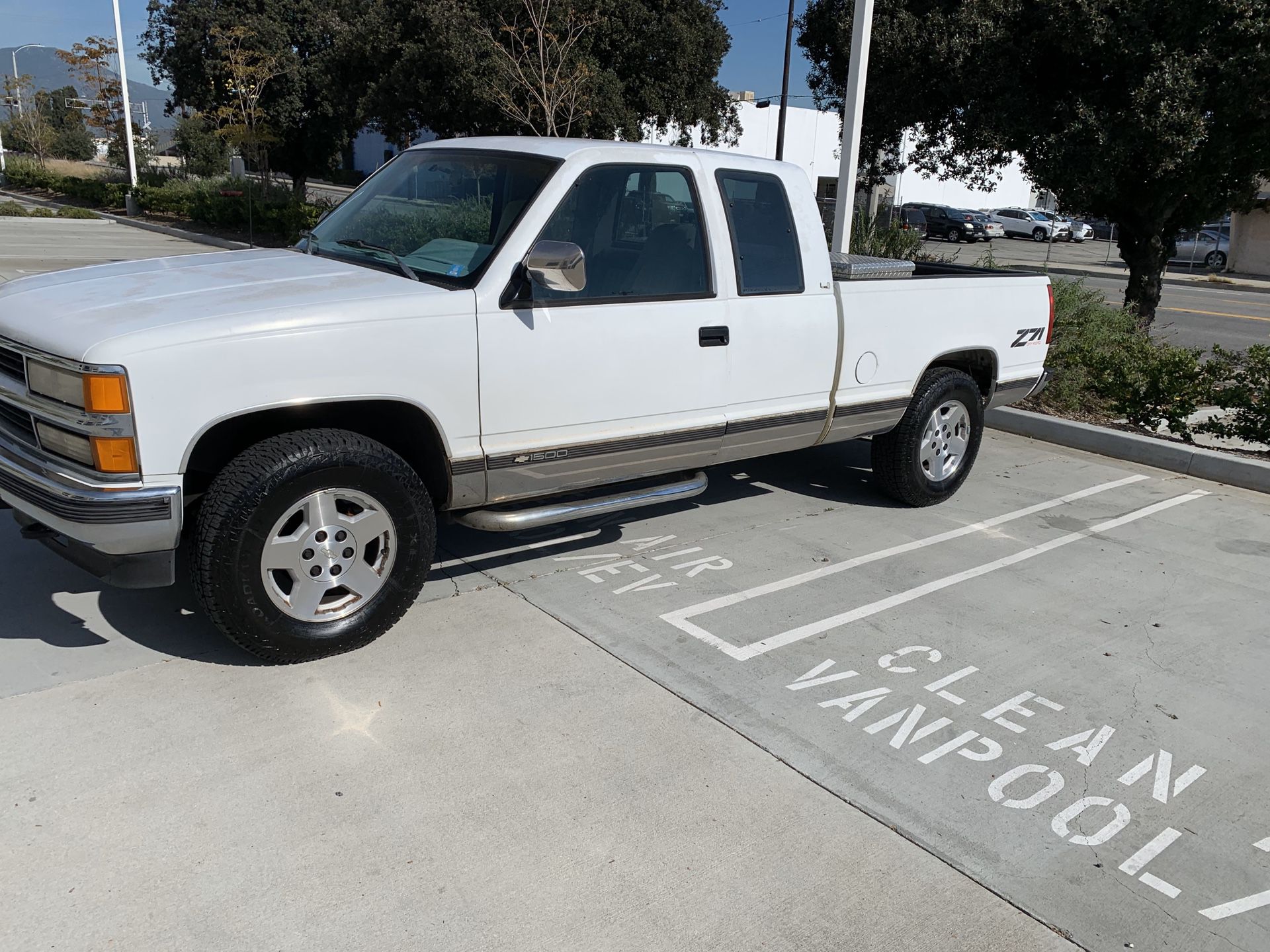 94 Chevy Silverado extended cab short bed four-wheel-drive Z 71 5.7 V8 automatic low miles 165,000 original