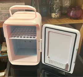 Jessica Simpson Retro Beauty Chiller in Baby Pink! Fully Functional Needs Standard Two spring 12v power cord not included!