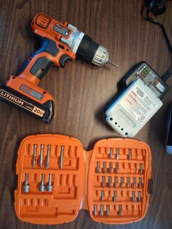 Black & Decker drill set / with two batteries / charger and drill bit kit