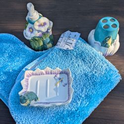 Bathroom Rug and 3pc Frog set For Bathroom.