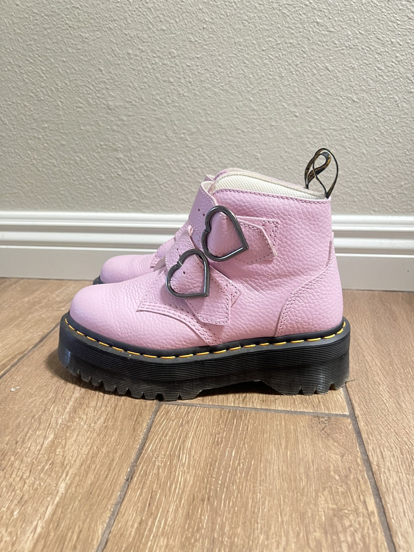 dr. martens devon heart leather boots in pink