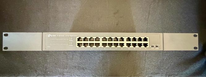 TP-Link 24 Port Gigabit Ethernet Switcher w/ Rackmount Ears