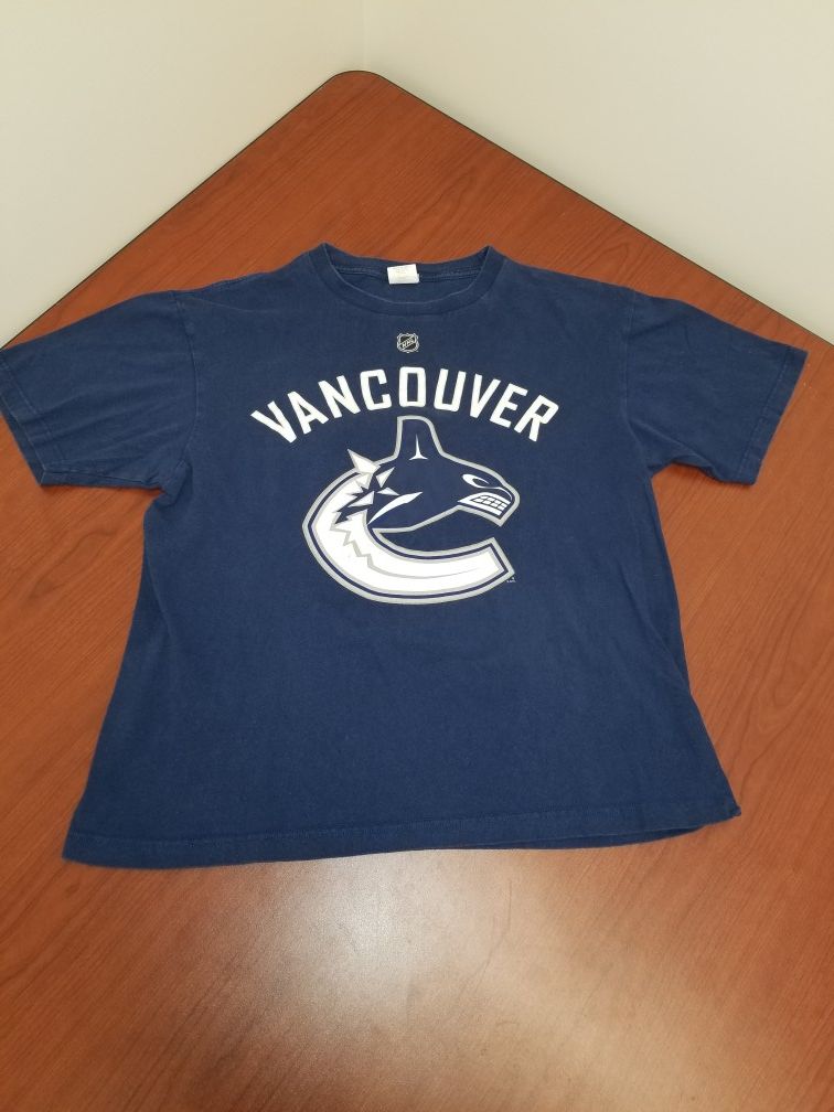 REEBOK VANCOUVER CANUCKS 2010-2016 LOGO NHL DAN HAMHUIS #2 T-SHIRT, Gently Used
