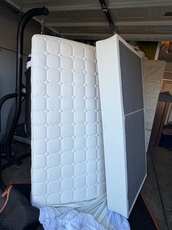 Twin mattress and box like new !