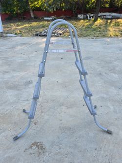 Pool ladder