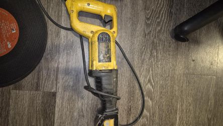 eWalt Reciprocating Saw + 2 Cutting Discs